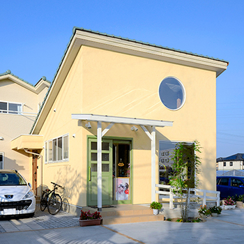 明るい塗り壁の美容室併用住宅の住まい